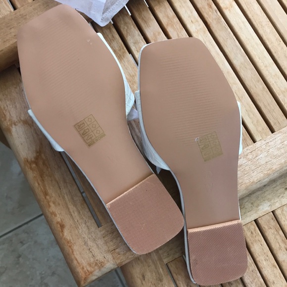 Beautiful NWT women’s slip on - Picture 4 of 7
